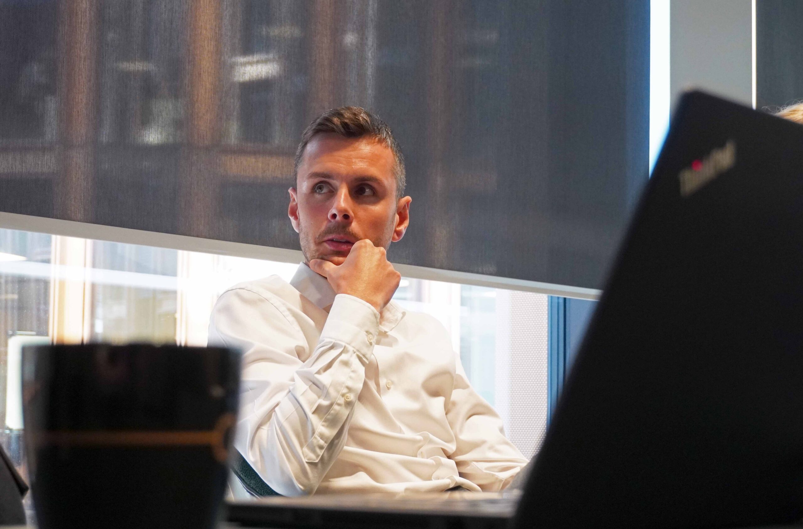 Mads sin hverdag tett på kundene som Service Manager i Ropo